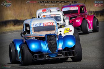 Divan Myburgh held the lead at the restart with Fourie and Bezuidenhout right behind him