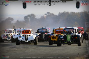 The charging pack of the INEX Legends at the start of the third race